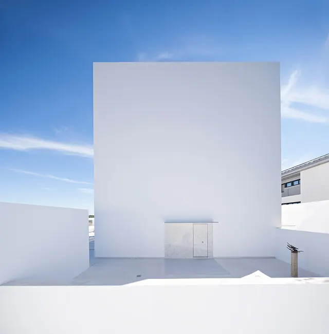 Raumplan House, minimal white courtyard, Madrid, minimal, corporate-clean, light