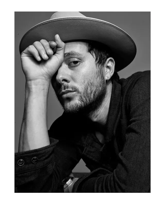Portrait of a man in a wide-brimmed hat