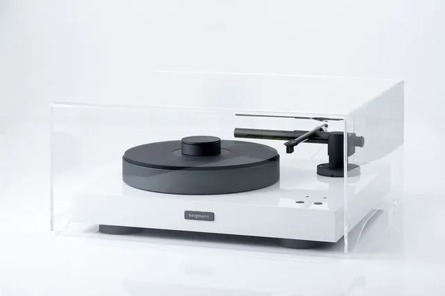 Bergmann Audio turntable product display, minimal, corporate-clean, light