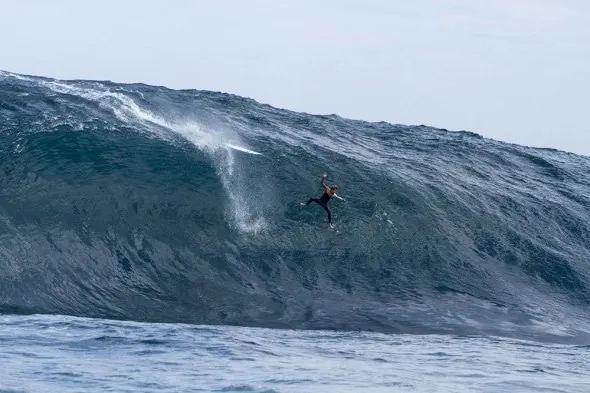 Surfer riding large ocean wave, photographic, technical, cool