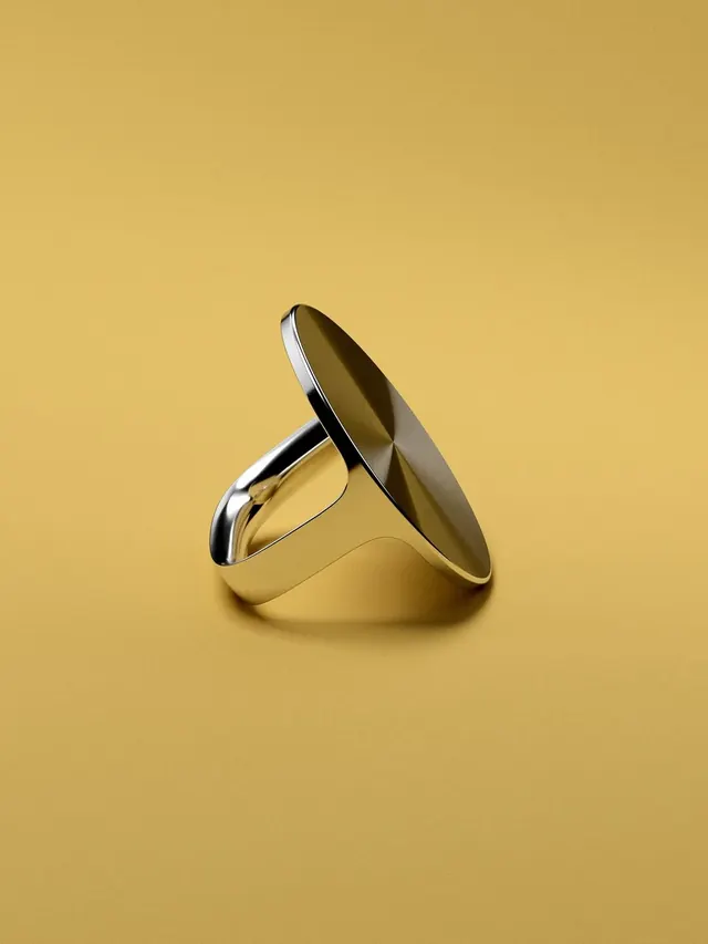Gold sculptural ring, minimalist, 3d-render, warm