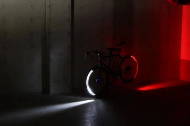 wwsLb4o, photographic, dark-mode, dark