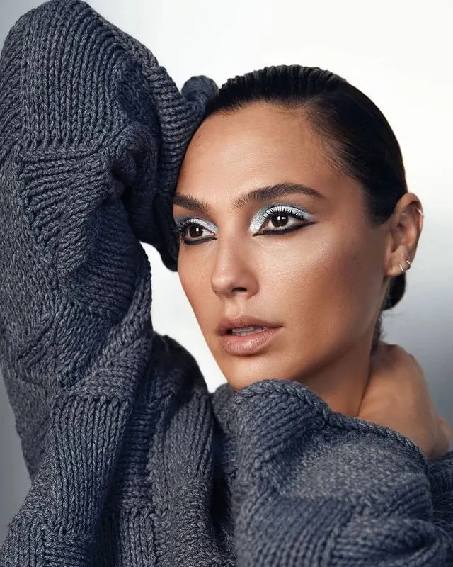 Minimalist Fashion Portrait with Blue Eyeshadow, photographic, minimal, light