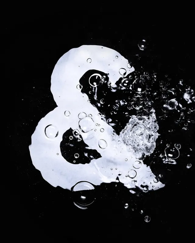 Abstract black and white liquid splatter with depth, abstract, dark-mode, monochrome