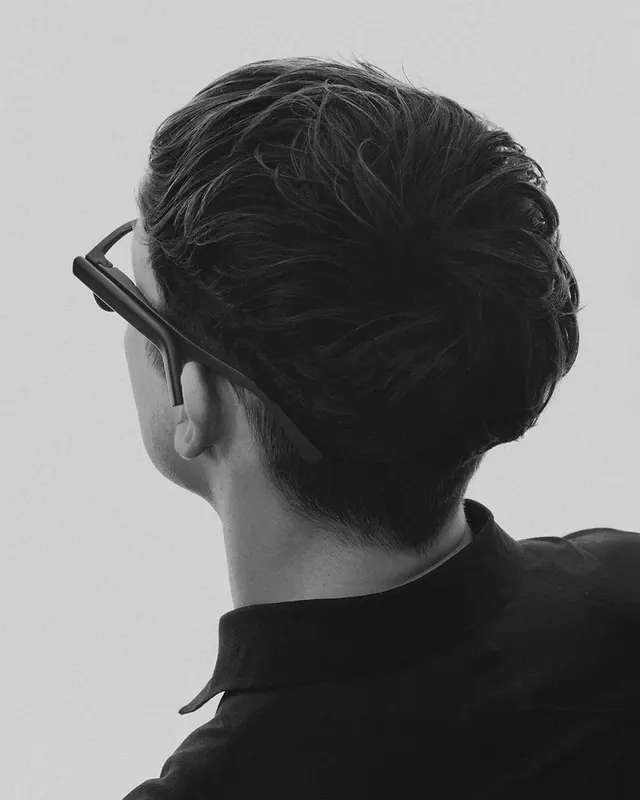 Black and white portrait from behind, minimalist, photographic, dark