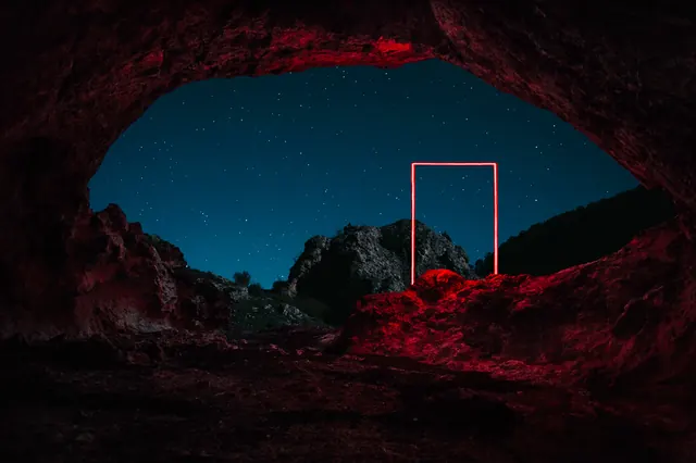 La Línea Roja cave entrance composition, photographic, dark-mode, dark