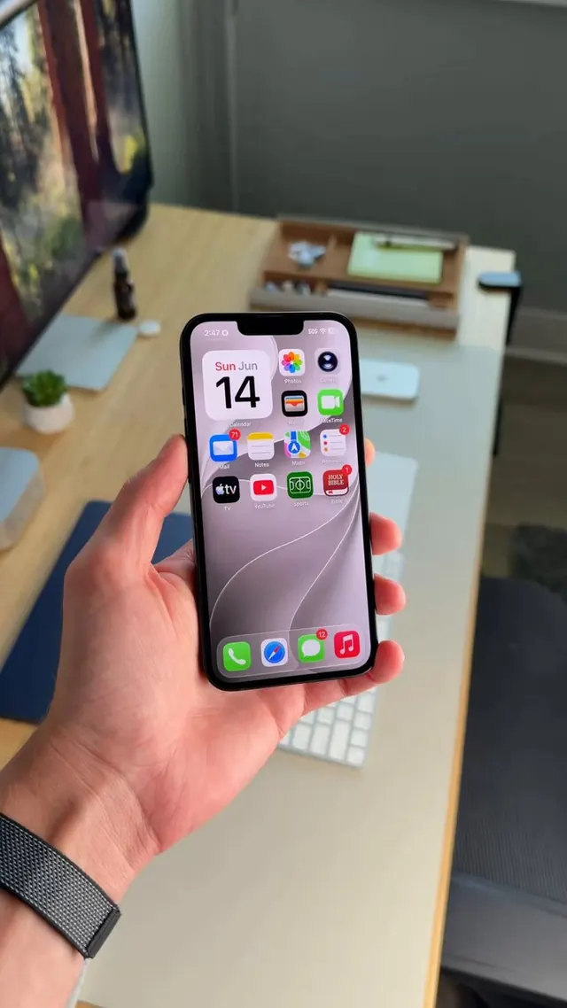 iOS 27 Siri Animation, minimal, monochrome