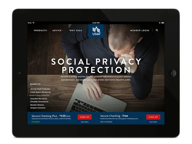 Social Privacy Dashboard UI, dark-mode, corporate-clean, dark